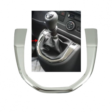 Polierter Edelstahlrahmen um den Omtec VW T6 Schalthebel