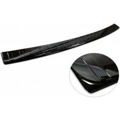 Schwarz poliertes Edelstahlband an der Oberkante der VW T7 Heckstoßstange