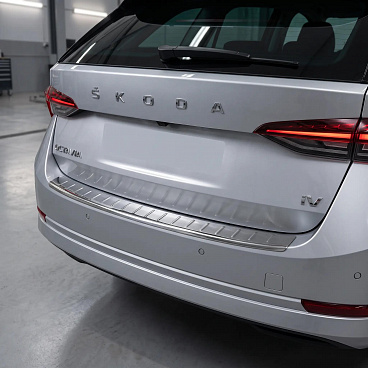 Polierte Edelstahl-Abdeckung der oberen Kante des hinteren Stoßfängers Škoda Octavia IV 2020+ Liftback Polierte Edelstahl-Abdeckung der oberen Kante des hinteren Stoßfängers Škoda Octavia IV 2020+ Liftback