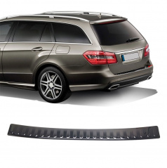 Schwarze Edelstahlabdeckung der Oberkante der hinteren Stoßstange Mercedes E-Klasse W212 Kombi 2010-13