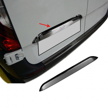 Schwarze Edelstahlabdeckung über dem hinteren Nummernschild Mercedes Sprinter W907 2018+