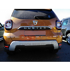 Edelstahl-Chromstange, poliert über dem Omtec-Nummernschild Dacia Duster 2018+
