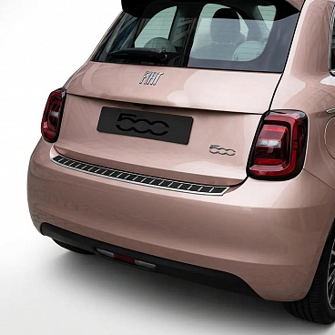 Edelstahl - Carbon-Abdeckung der oberen Kante der hinteren Stoßstange Fiat 500E 2020-26 Edelstahl - Carbon-Abdeckung der oberen Kante der hinteren Stoßstange Fiat 500E 2020-26