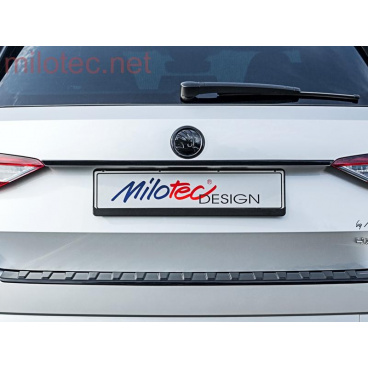 Leiste über dem hinteren Nummernschild, glänzend schwarzer „Klavierlack“, Superb III. Limousine, 2015+ Leiste über dem hinteren Nummernschild, glänzend schwarzer „Klavierlack“, Superb III. Limousine, 2015+