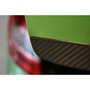 Die untere Leiste der Rückseite 5.Tür aus echtem Carbon OMTEC Škoda Octavia III Combi