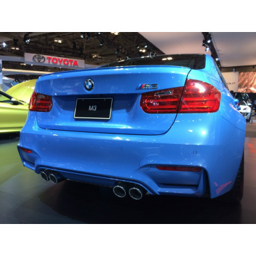 Heckflügel M3 für BMW 3 (F30) am Rand des Kofferraums