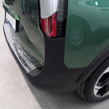 Polierte Edelstahlabdeckung der Oberkante der hinteren Stoßstange Ford Tourneo Courier 2023+ Polierte Edelstahlabdeckung der Oberkante der hinteren Stoßstange Ford Tourneo Courier 2023+