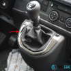 Polierter Edelstahlrahmen um den Omtec VW T6 Schalthebel