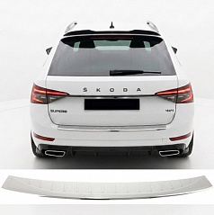 Polierte hintere Stoßstangenverkleidung aus Edelstahl für den Škoda Superb III Kombi ab 2015