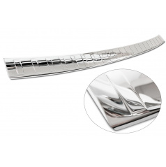 Polierte Edelstahlleiste an der Oberkante der VW T7 Heckstoßstange